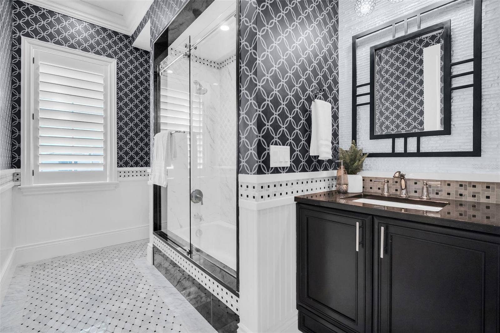 Lounge full bath