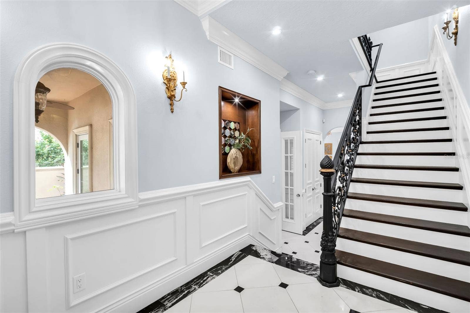 Stairs leading from 1st level up