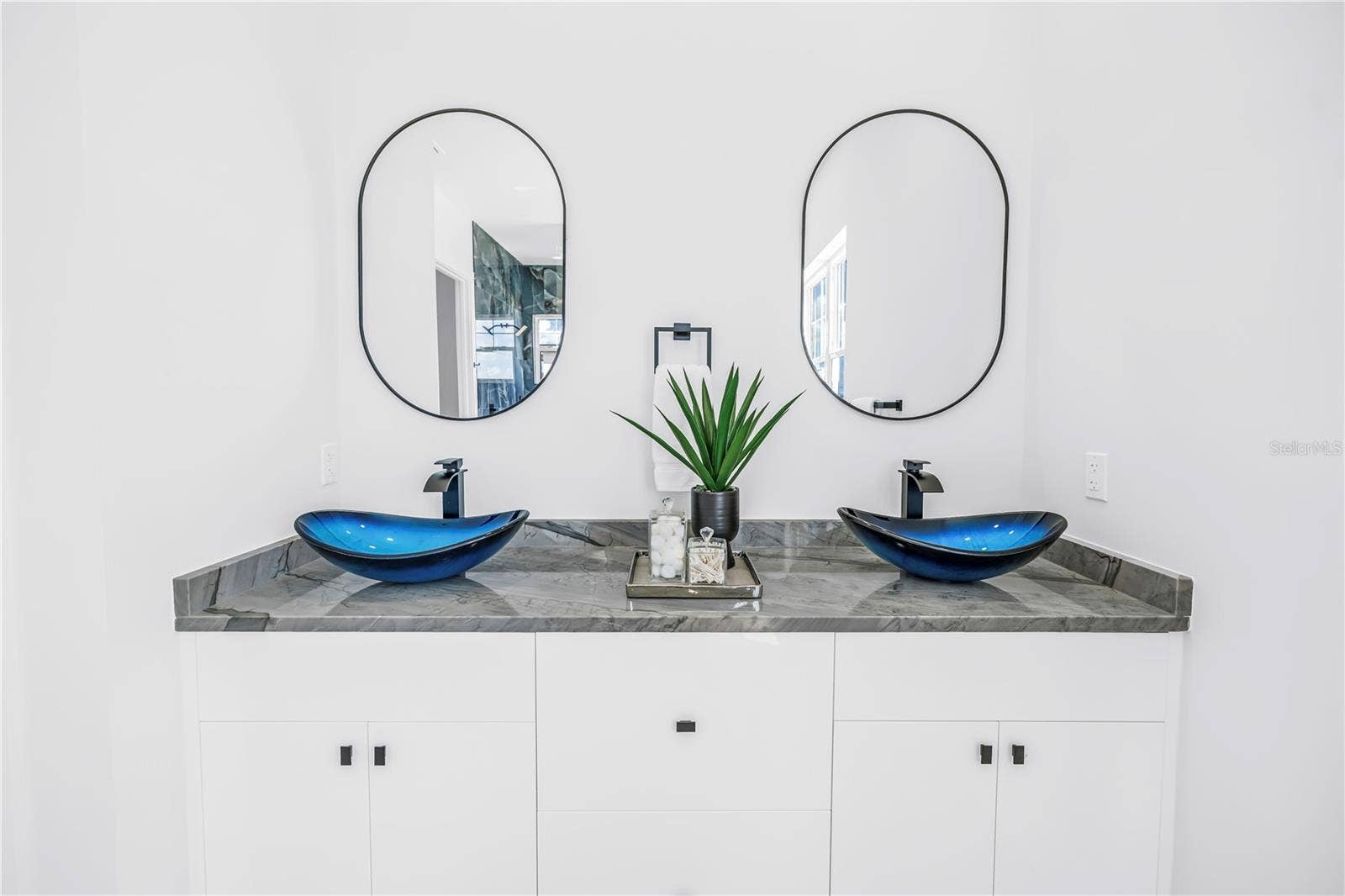 7957 2ND AVENUE S, St Petersburg, FL 33707 PRIMARY BATHROOM 2 SINKS