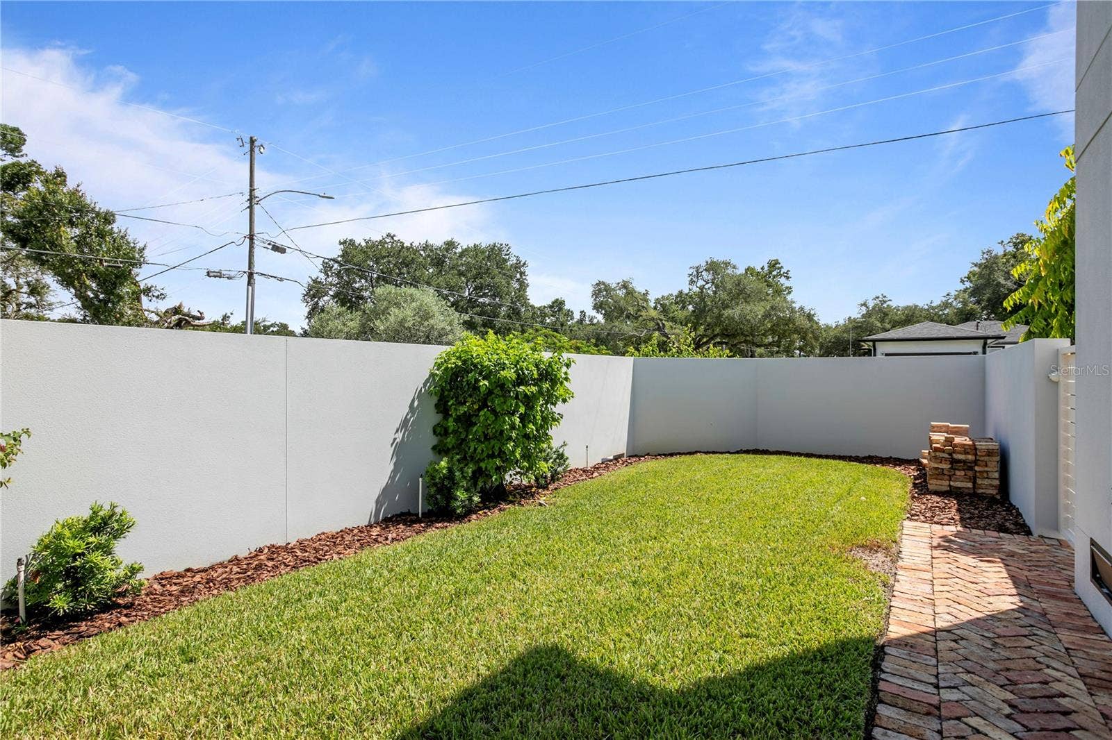 300 43RD AVENUE N, St Petersburg, FL 33703 Yard