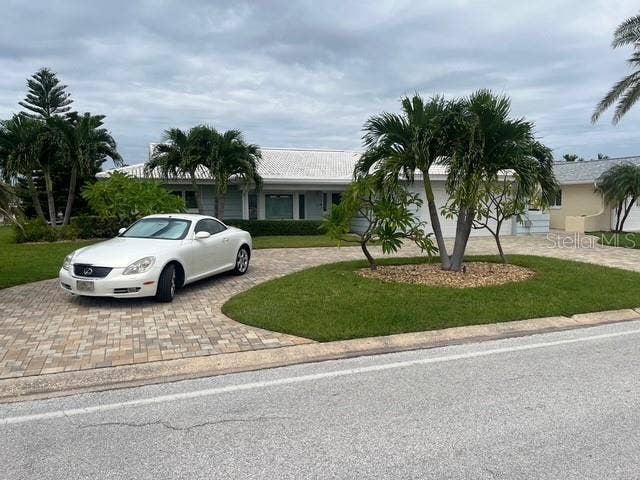 601 64TH AVENUE, St Pete Beach, FL 33706 circular drive