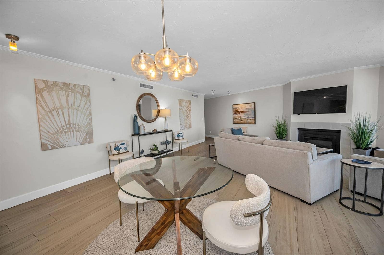Dining area off the Living room and kitchen