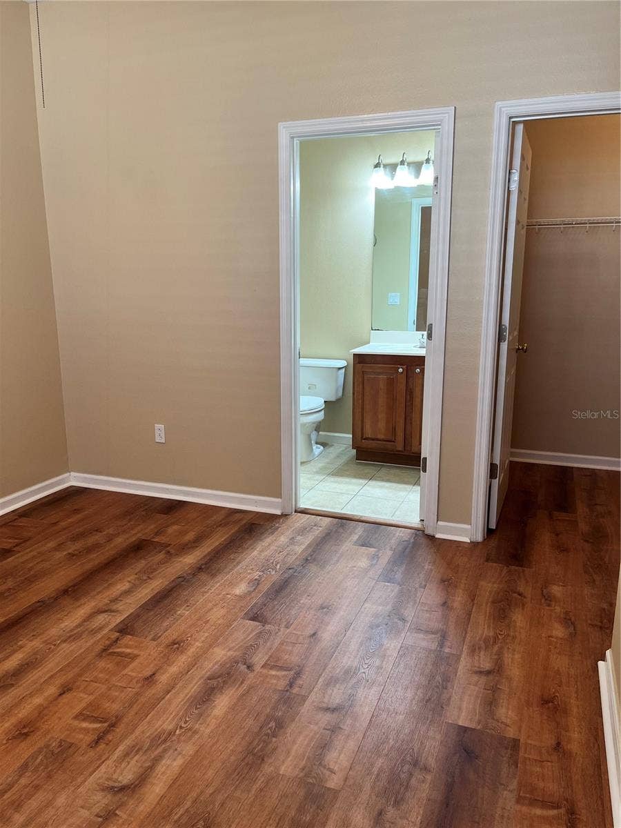3rd bedroom with en suite bathroom and walk in closet