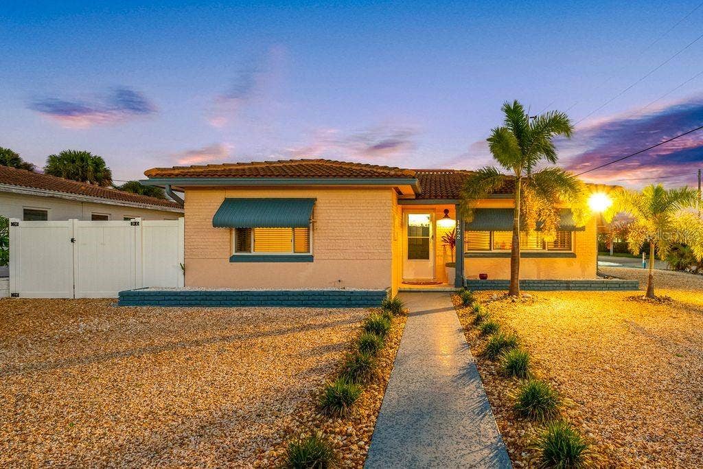 1472 DURLING DRIVE S, South Pasadena, FL 33707 Pasadena Shores in South Pasadena - where Sunsets are Gorgeous!