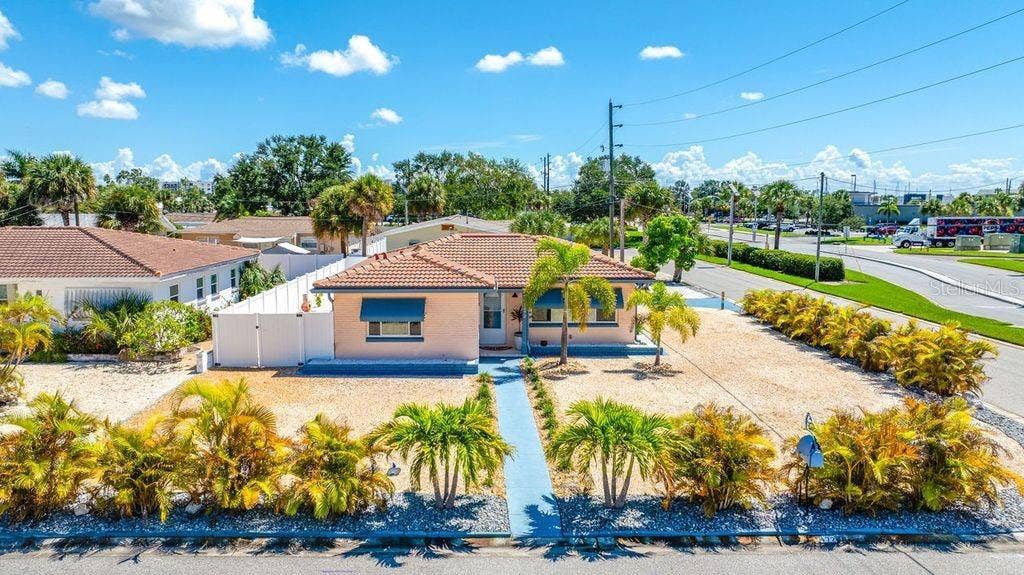1472 DURLING DRIVE S, South Pasadena, FL 33707 Front Entrance is on Durling Street