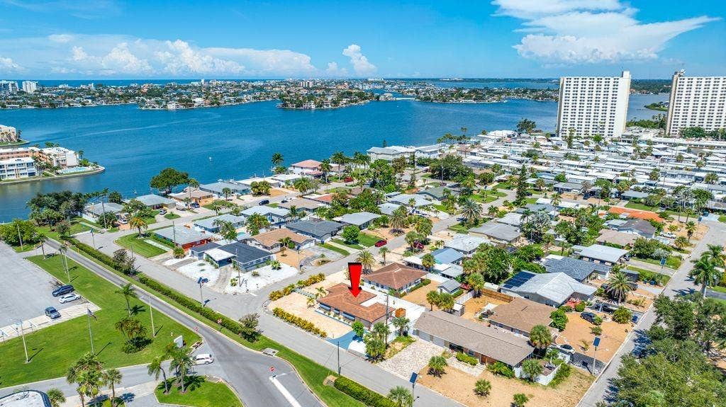 1472 DURLING DRIVE S, South Pasadena, FL 33707 Unbeatable Location - Minutes to the Beach and Walking Distance to Pasadena Marina (slips are available) Restaurants, Parks, Shopping, too!