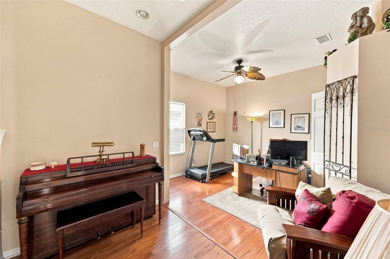 Looking into office/flex room or bedroom, downstairs