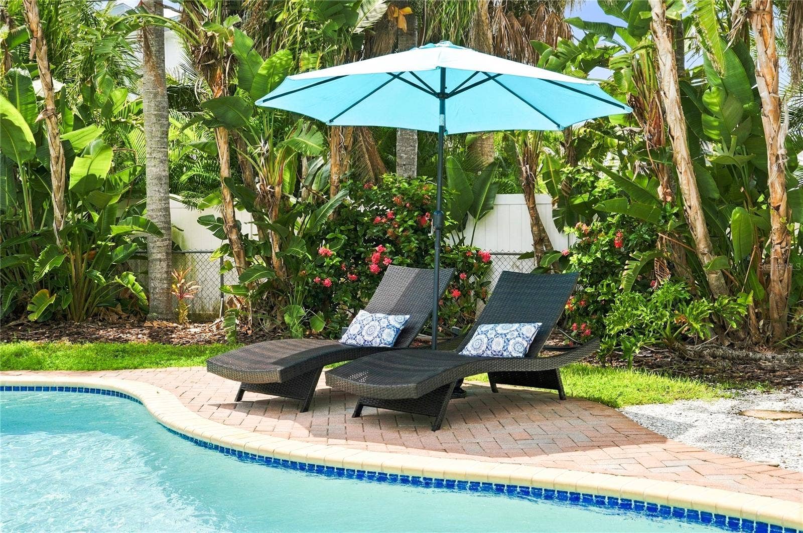 Perfect lounge area to enjoy a summer day!