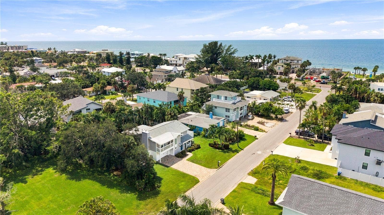 Perfect location!!! Just a few minutes walking to the beach entrance.