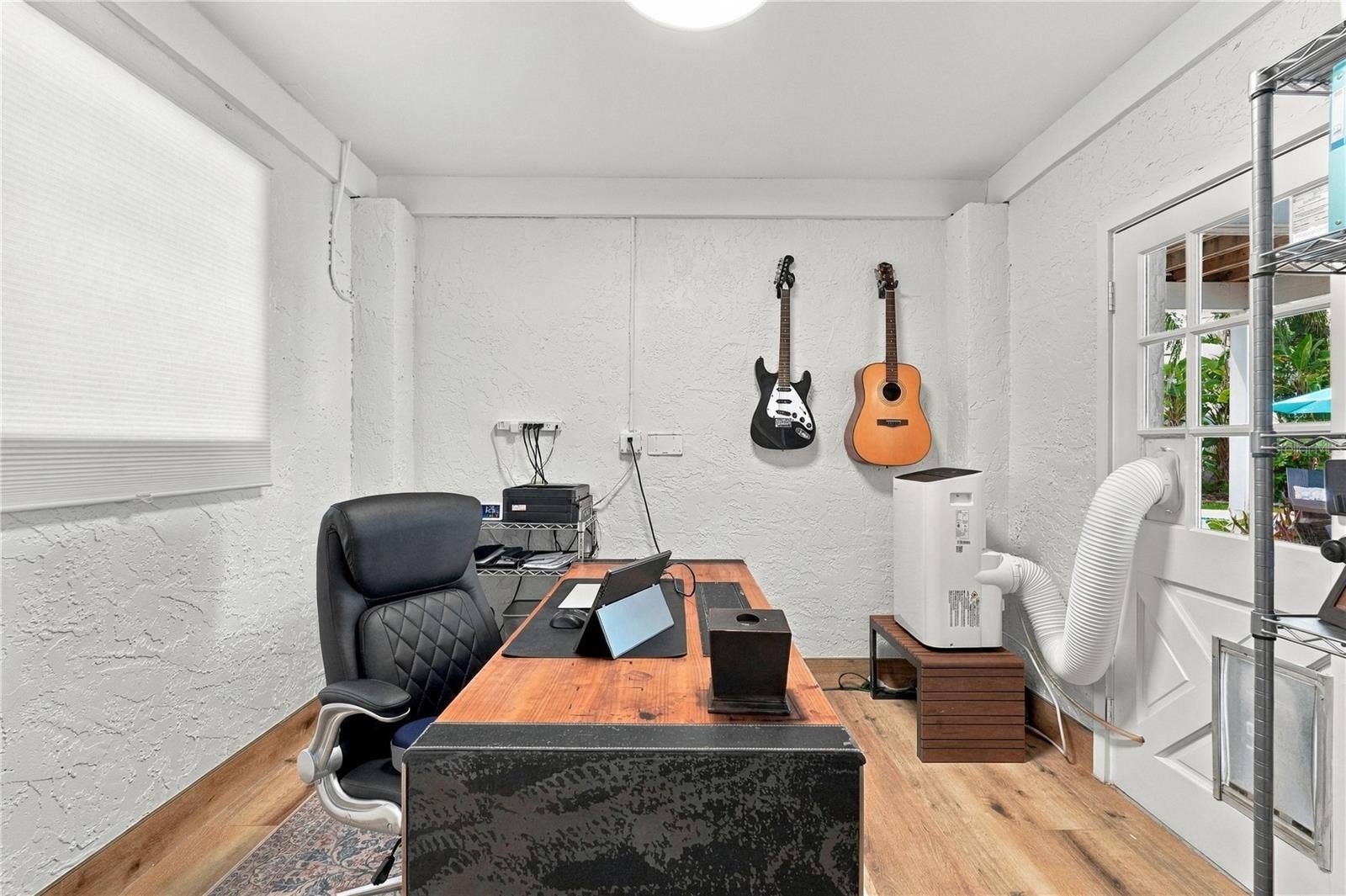Flex bonus room, perfect of office, gym or an art studio.