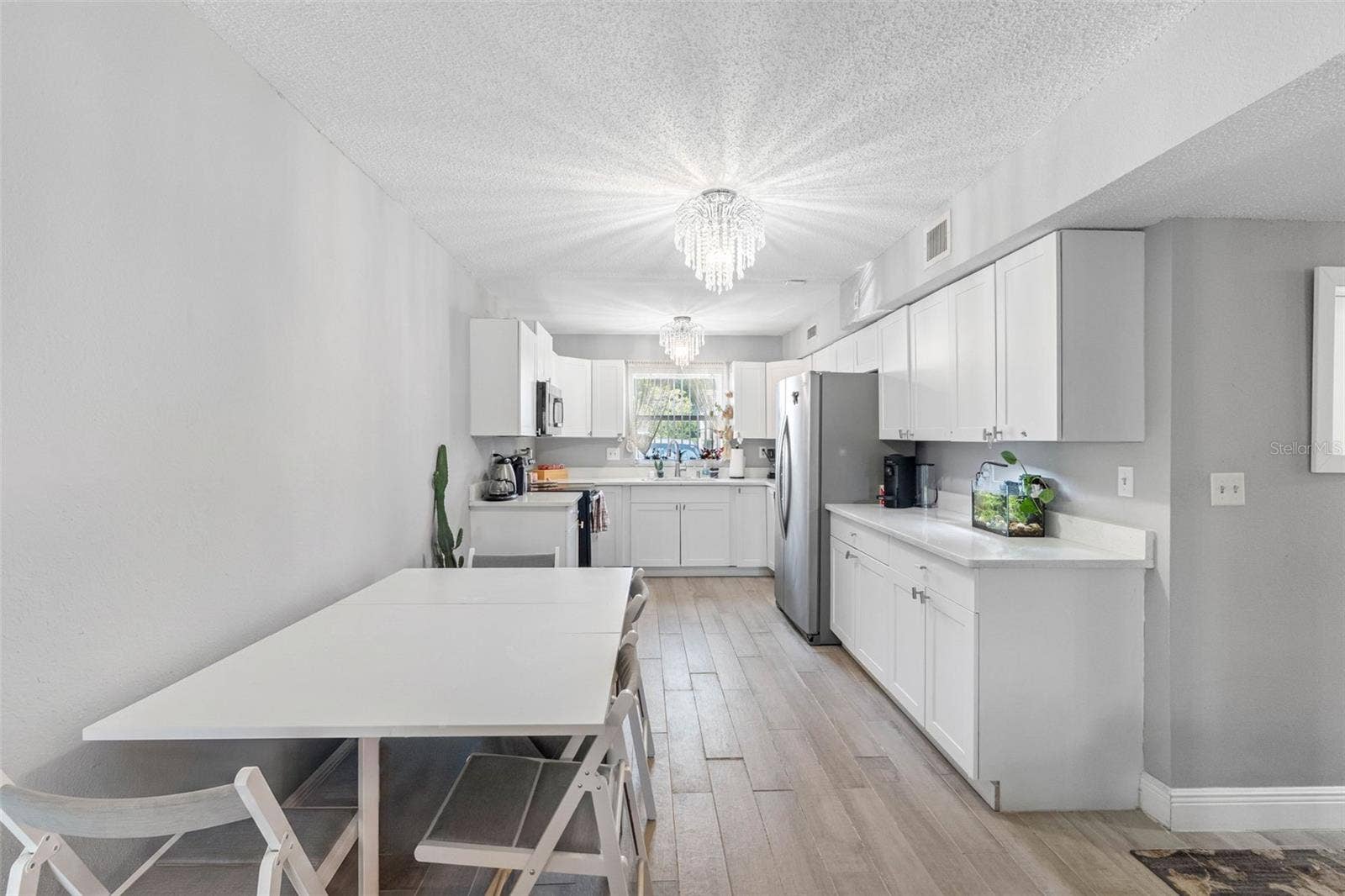 Kitchen - Dinette - Virtually declutter