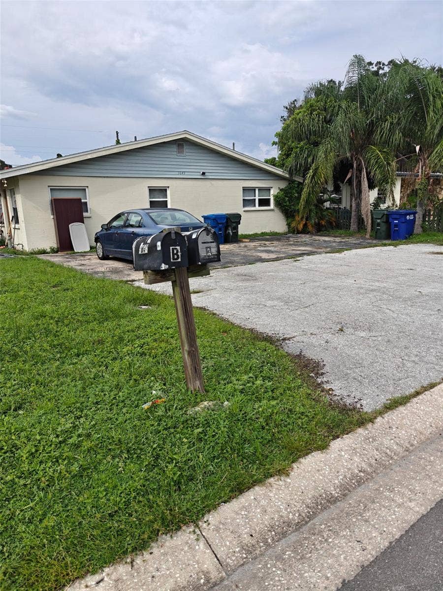 Duplex w/front parking