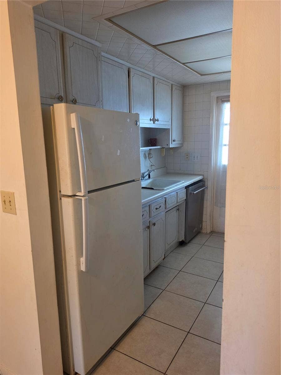 5850 21ST STREET N, #15, St Petersburg, FL 33714 Kitchen