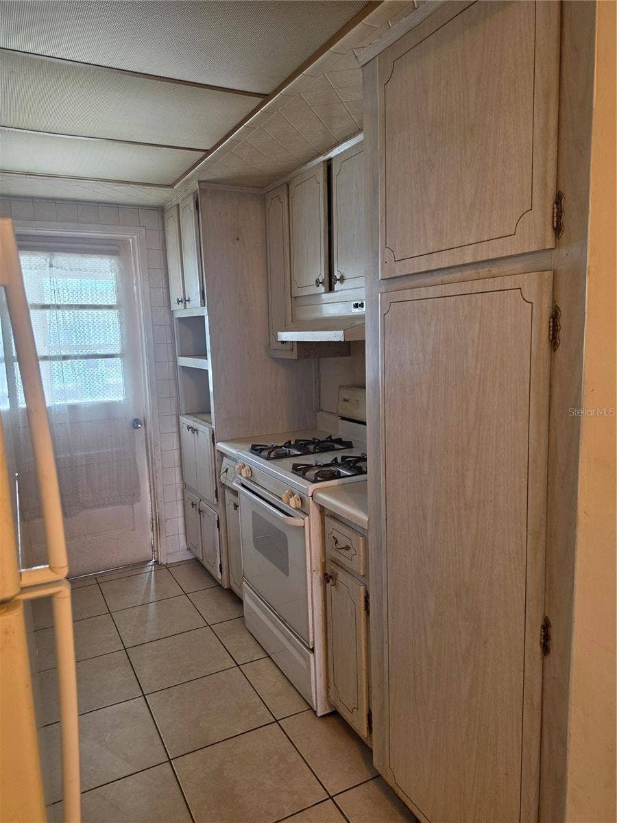 5850 21ST STREET N, #15, St Petersburg, FL 33714 Kitchen
