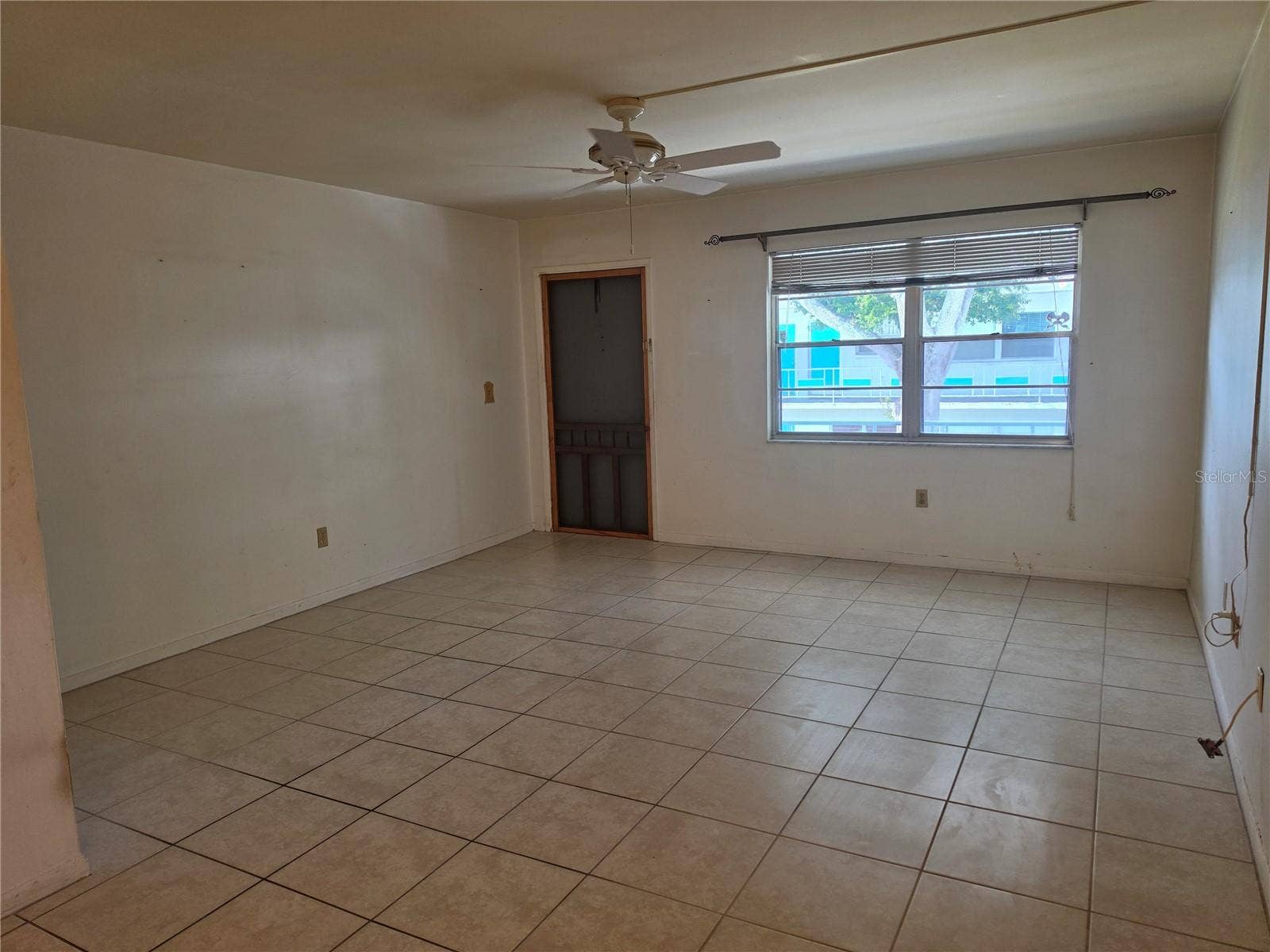 5850 21ST STREET N, #15, St Petersburg, FL 33714 Living Room