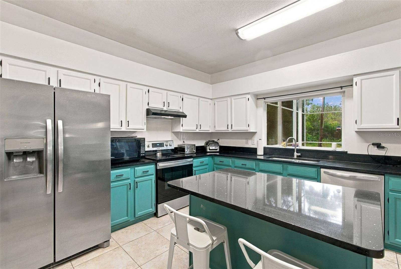 8102 STONEFIELD, Tampa, FL 33635 Stainless Appliances and Granite counters