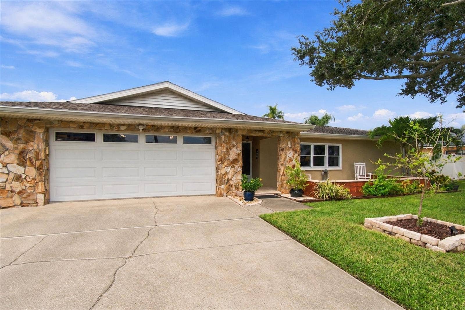 1967 ARVIS CIRCLE E, Clearwater, FL 33764 Lots of extra parking