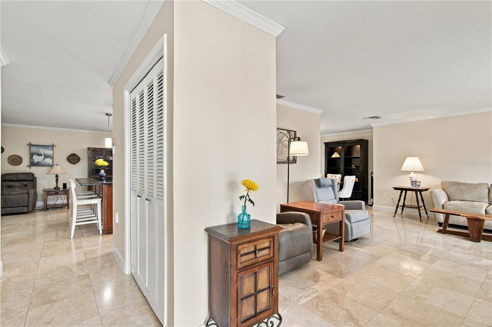 1967 ARVIS CIRCLE E, Clearwater, FL 33764 Bright and airy entry