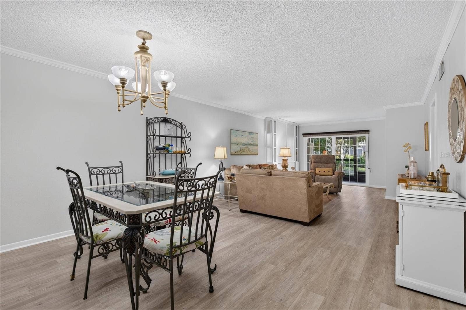 Dining room w/ crown molding and chandelier