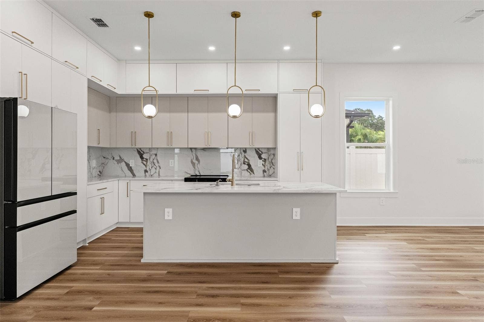 10154 HODSON PLACE, Seminole, FL 33776 Actual color scheme of kitchen