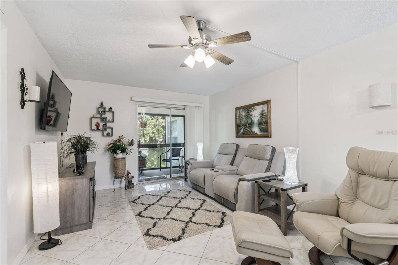 2750 E BAY DRIVE, #12B, Largo, FL 33771 Living room