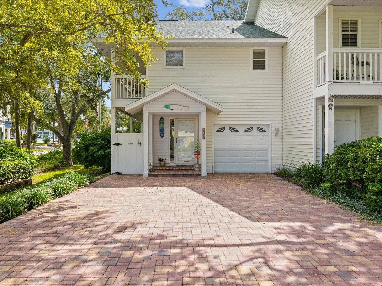 679 BROADWAY, Dunedin, FL 34698