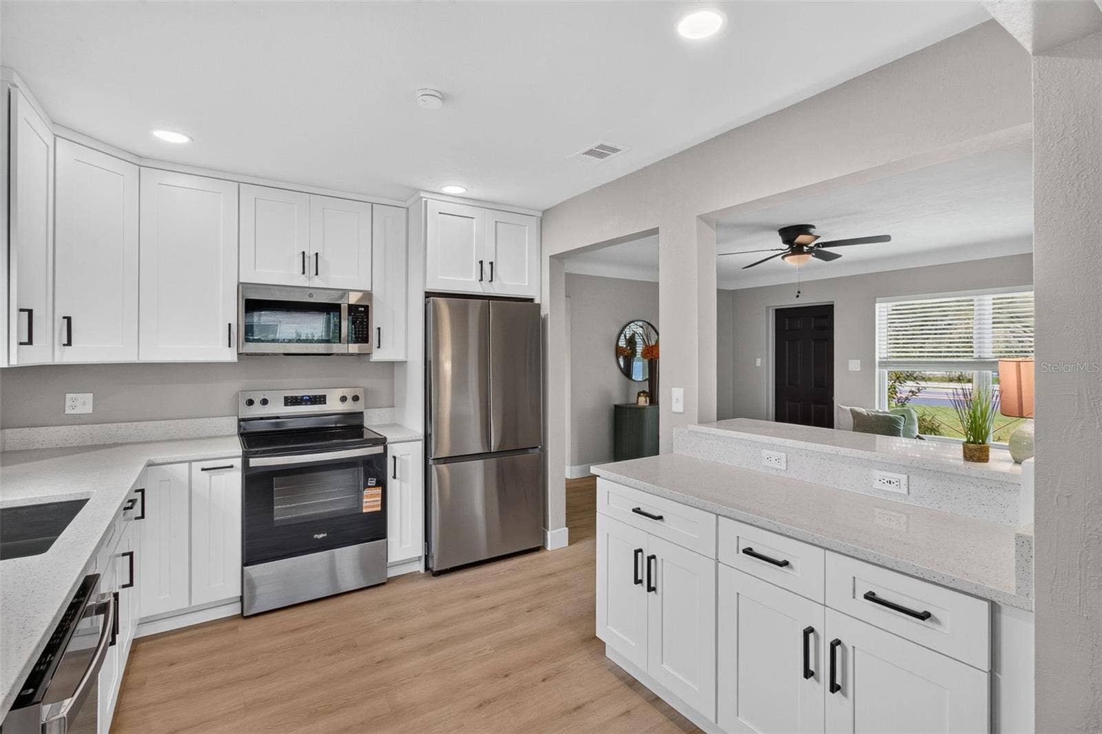KITCHEN WITH BAR PERFECT FOR 2