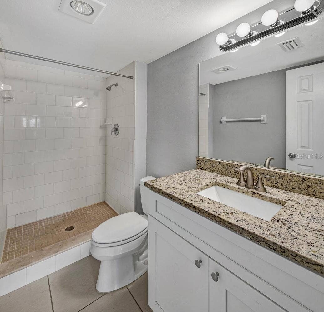 en suite primary bathrom