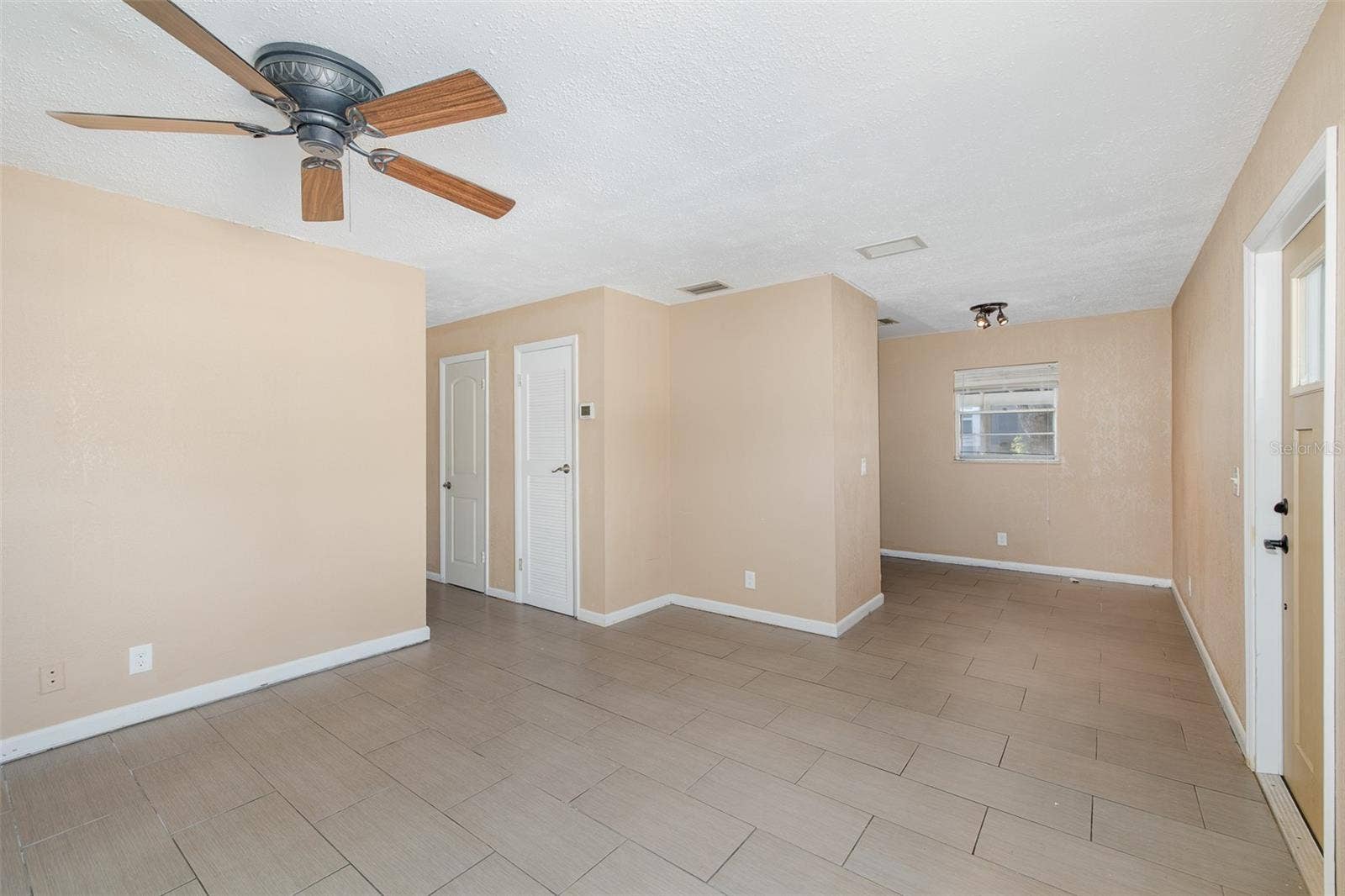 4403 GANDY CIRCLE, Tampa, FL 33616 Living room