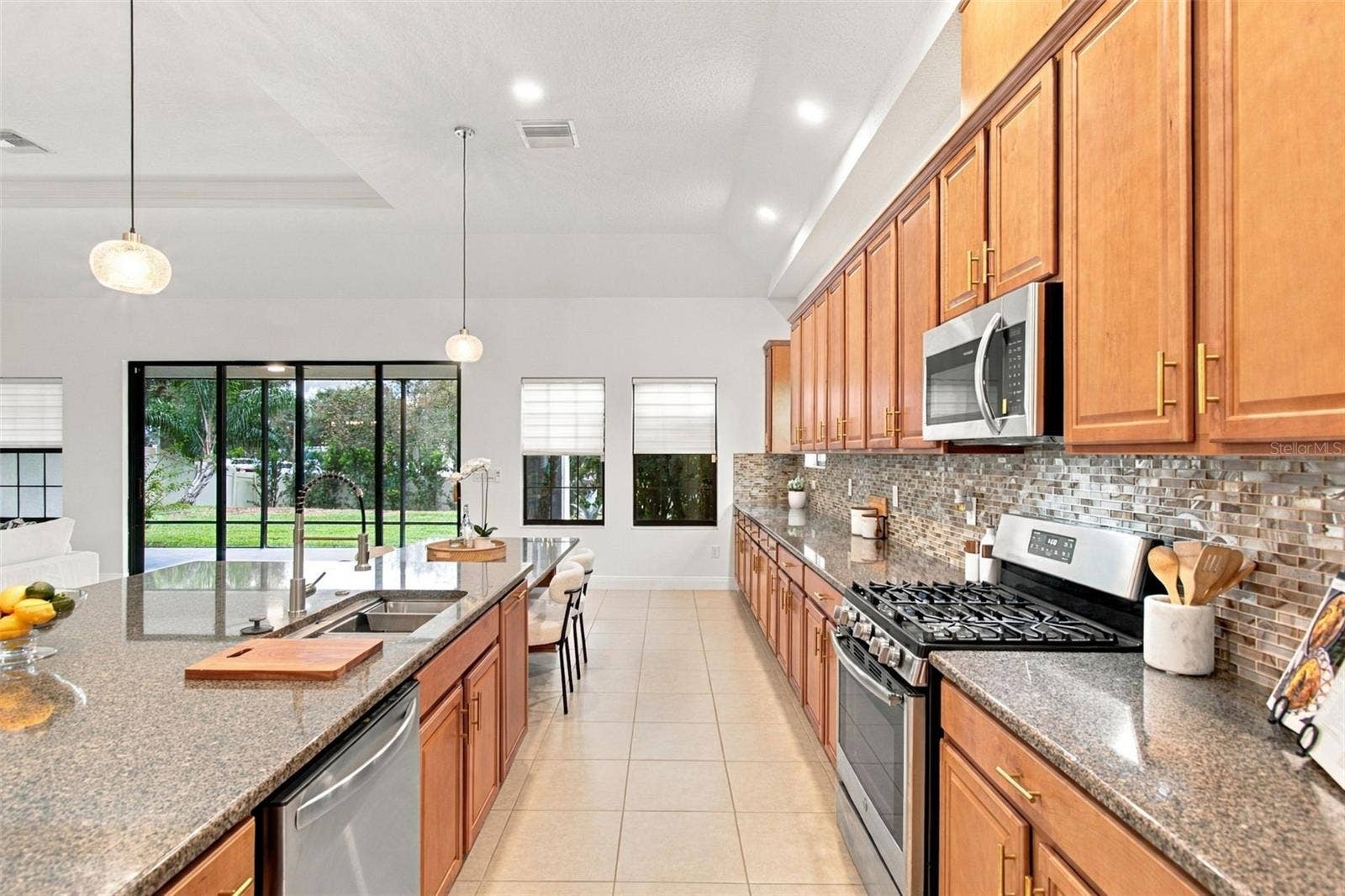901 GRAND CRESTA AVENUE, Brandon, FL 33511