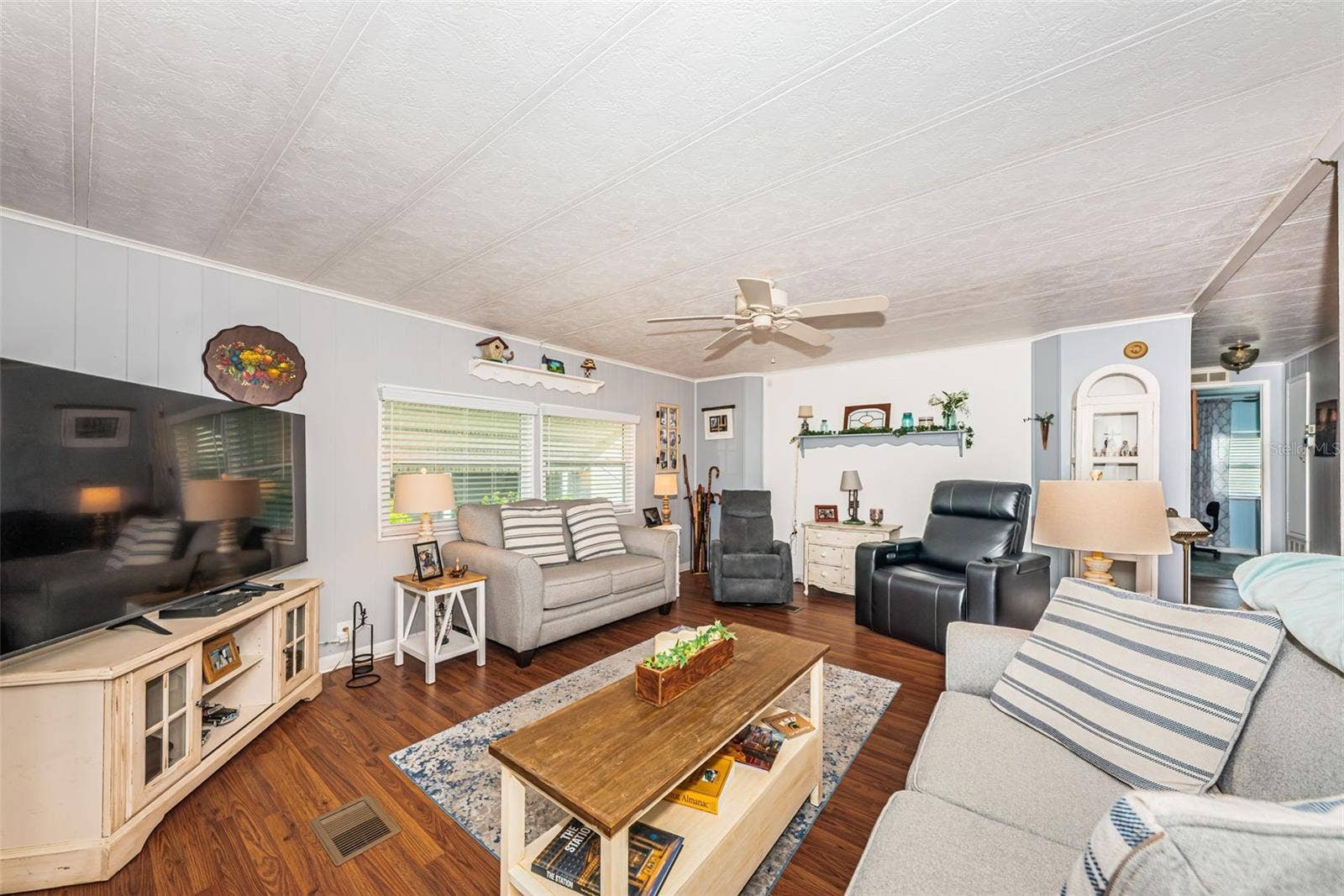 39820 US HIGHWAY 19 N, #237, Tarpon Springs, FL 34689 Living Room