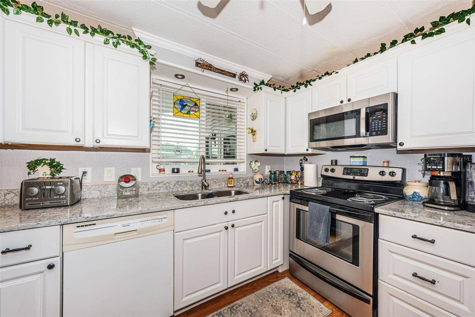 39820 US HIGHWAY 19 N, #237, Tarpon Springs, FL 34689 Kitchen
