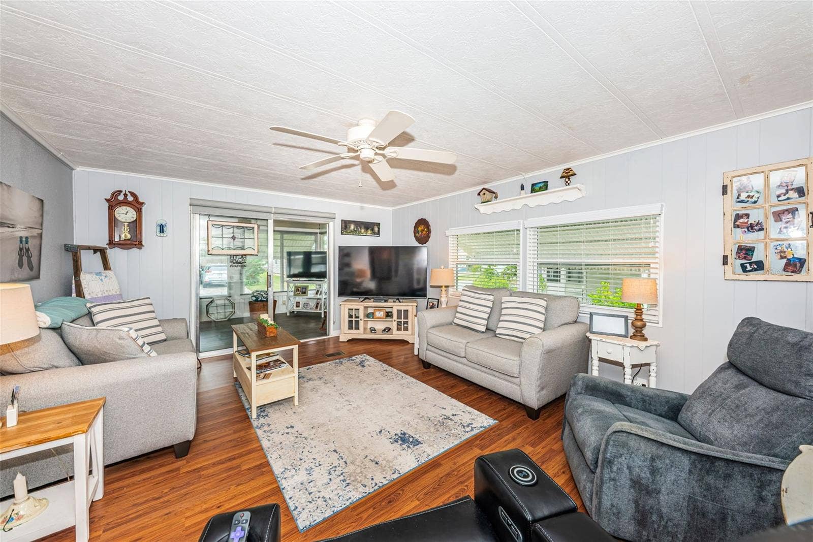 39820 US HIGHWAY 19 N, #237, Tarpon Springs, FL 34689 Living Room