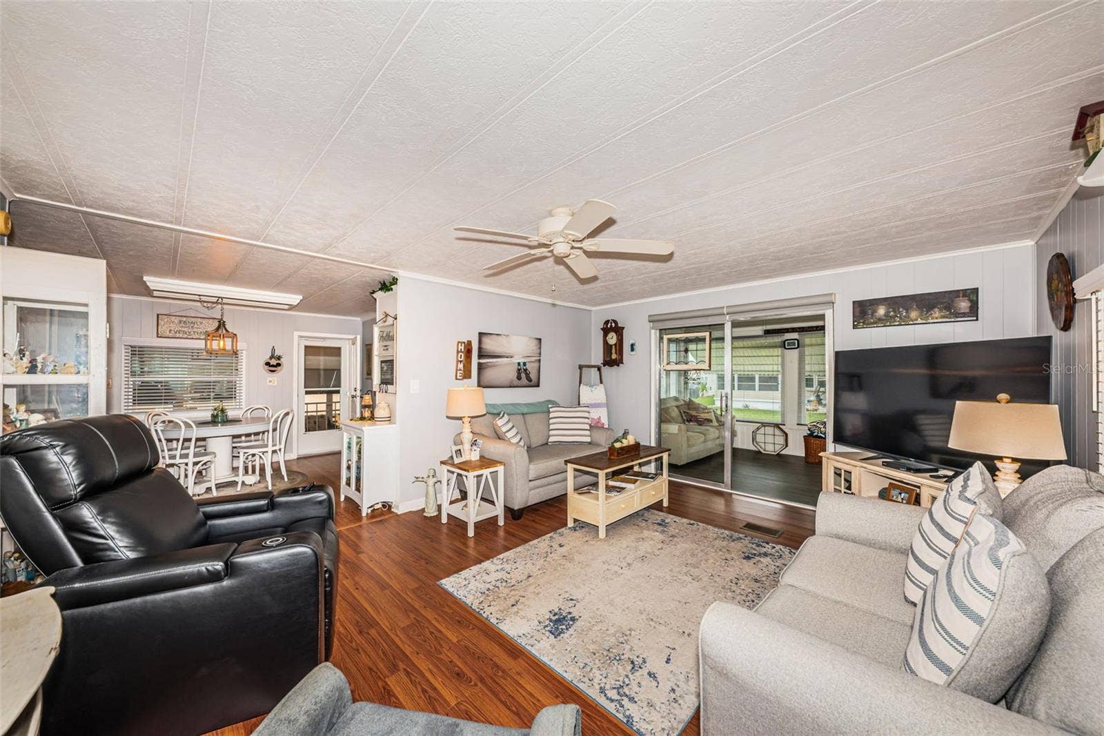 39820 US HIGHWAY 19 N, #237, Tarpon Springs, FL 34689 Living Room