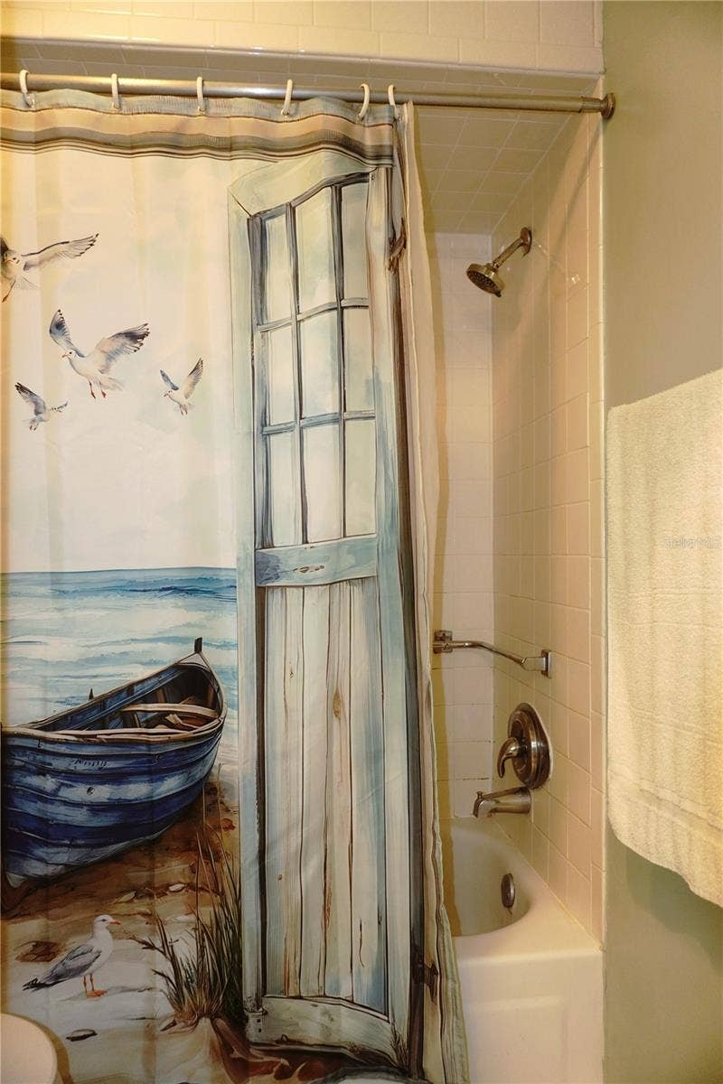 4337 TAHITIAN GARDENS CIRCLE, #E, Holiday, FL 34691 Shower and Tub