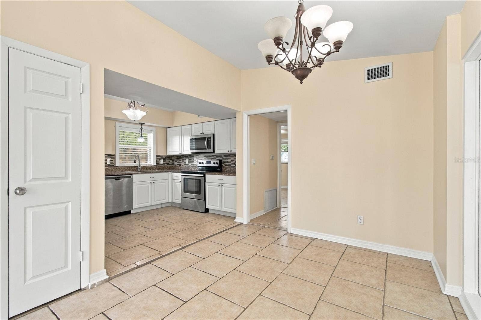 10312 LAKE CARROLL WAY, Tampa, FL 33618 Dining overlooking the kitchen