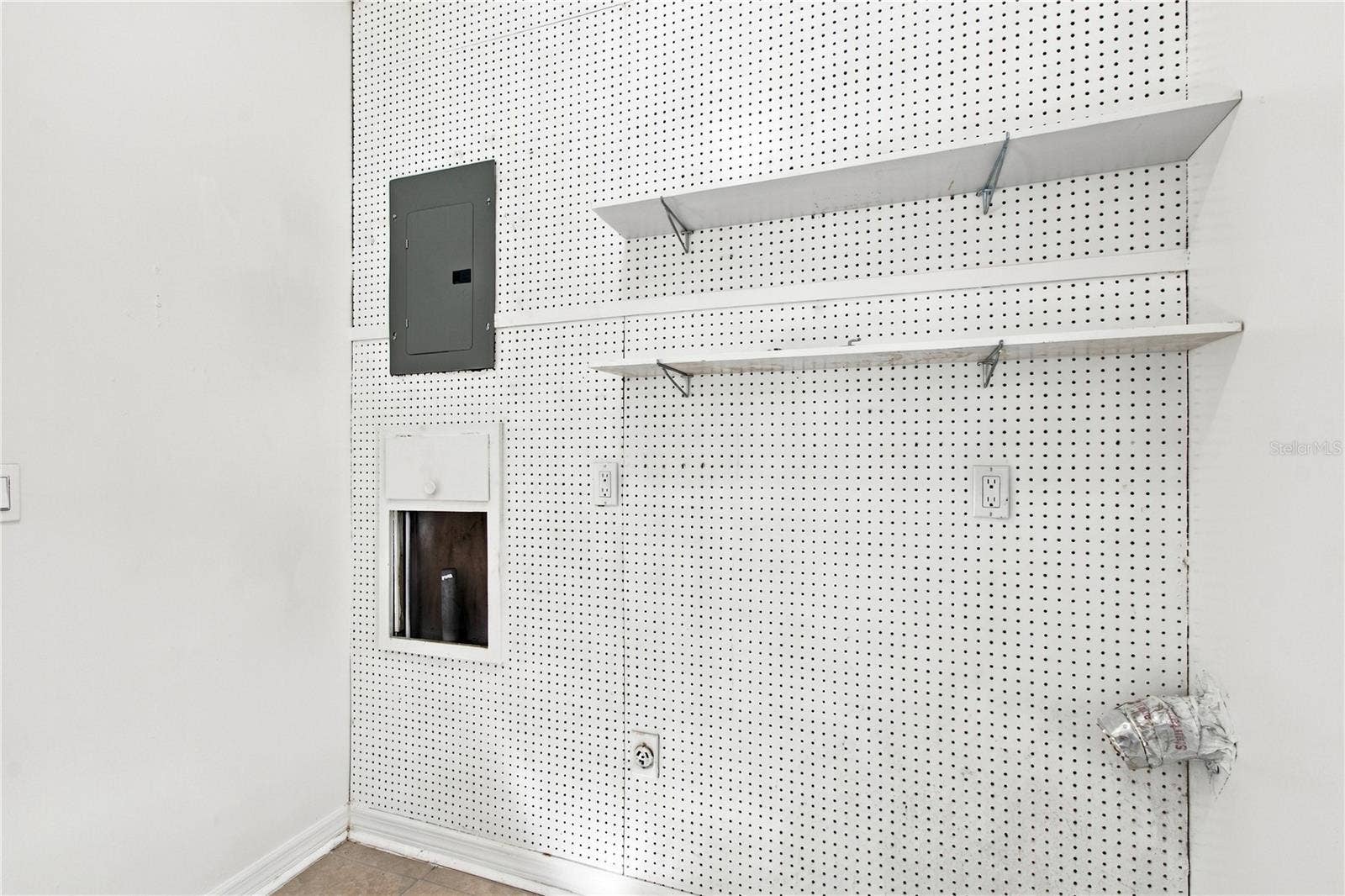 10312 LAKE CARROLL WAY, Tampa, FL 33618 Laundry room