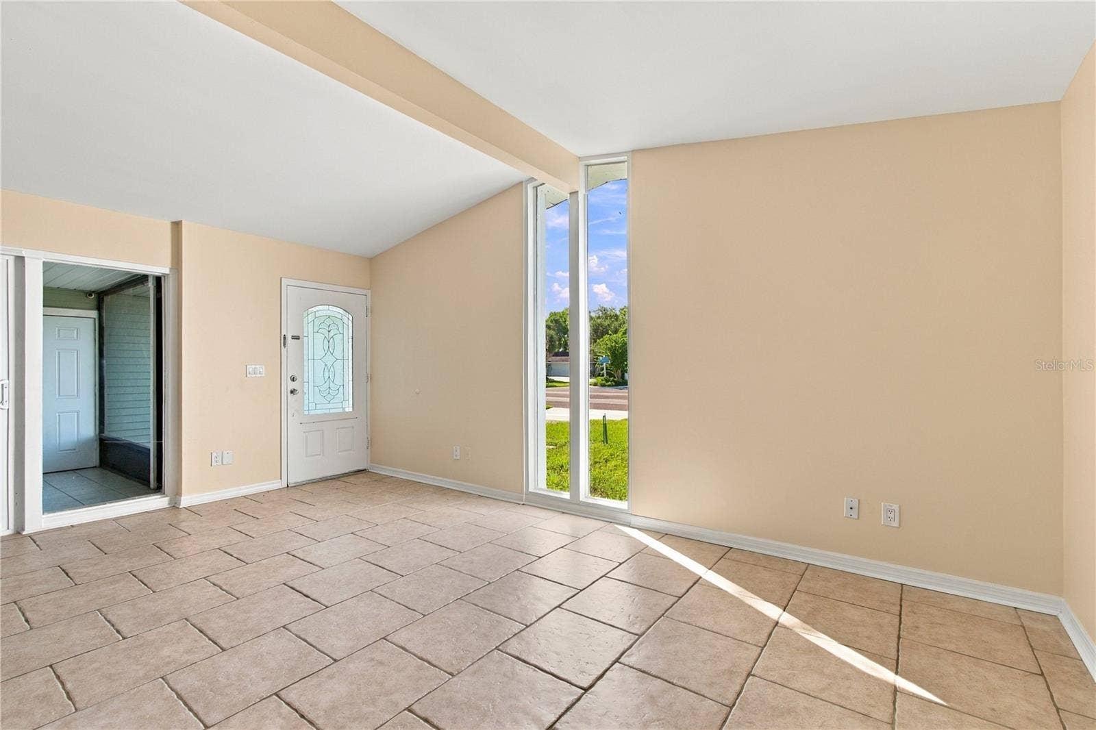 10312 LAKE CARROLL WAY, Tampa, FL 33618 Living area with plenty of light