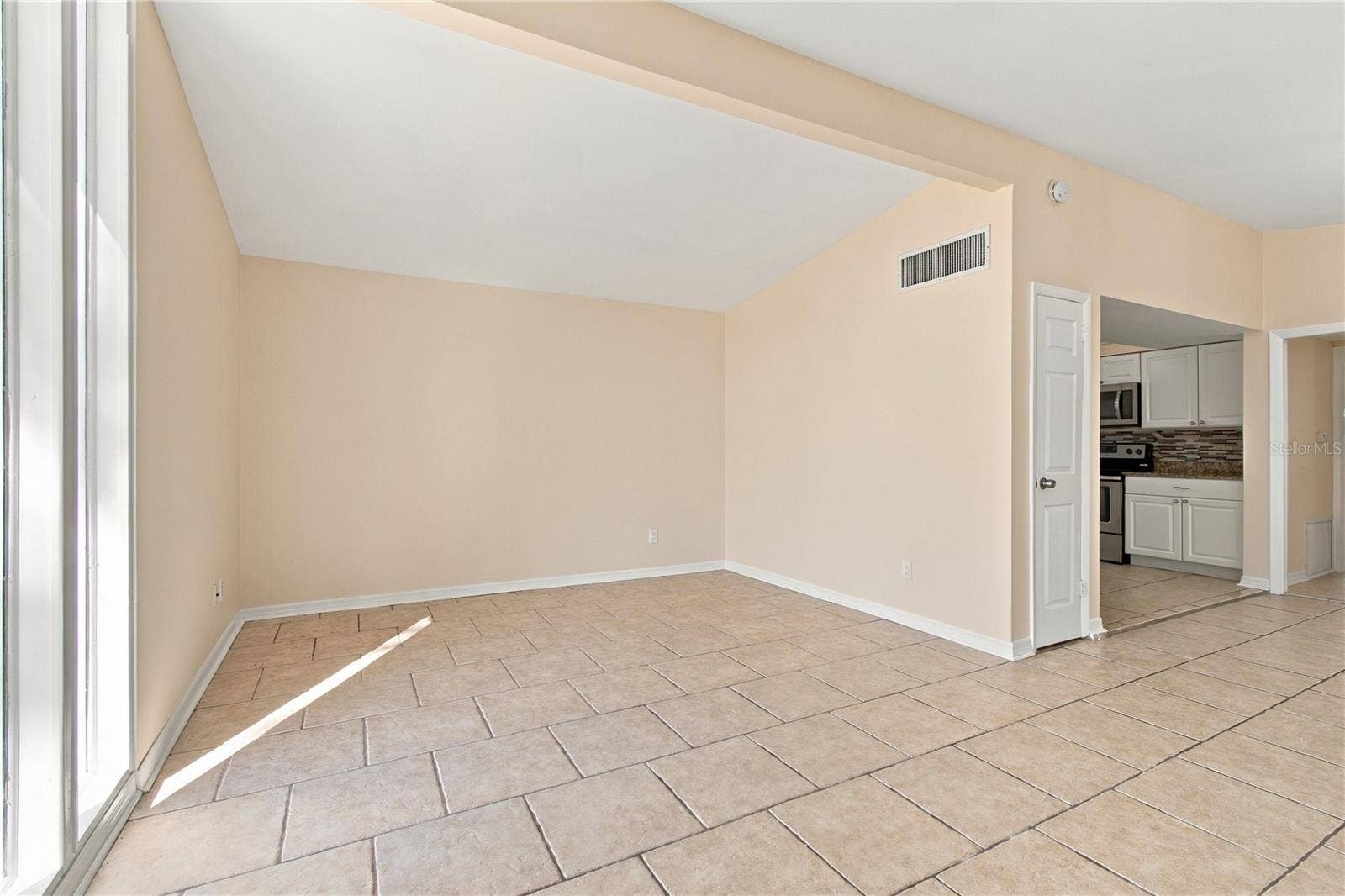 10312 LAKE CARROLL WAY, Tampa, FL 33618 Living room