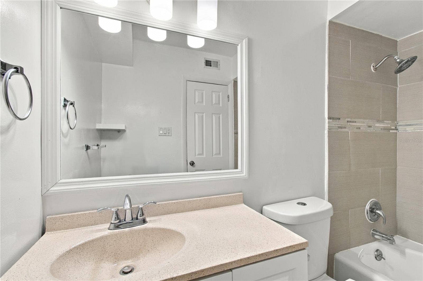 10312 LAKE CARROLL WAY, Tampa, FL 33618 Guest Bathroom