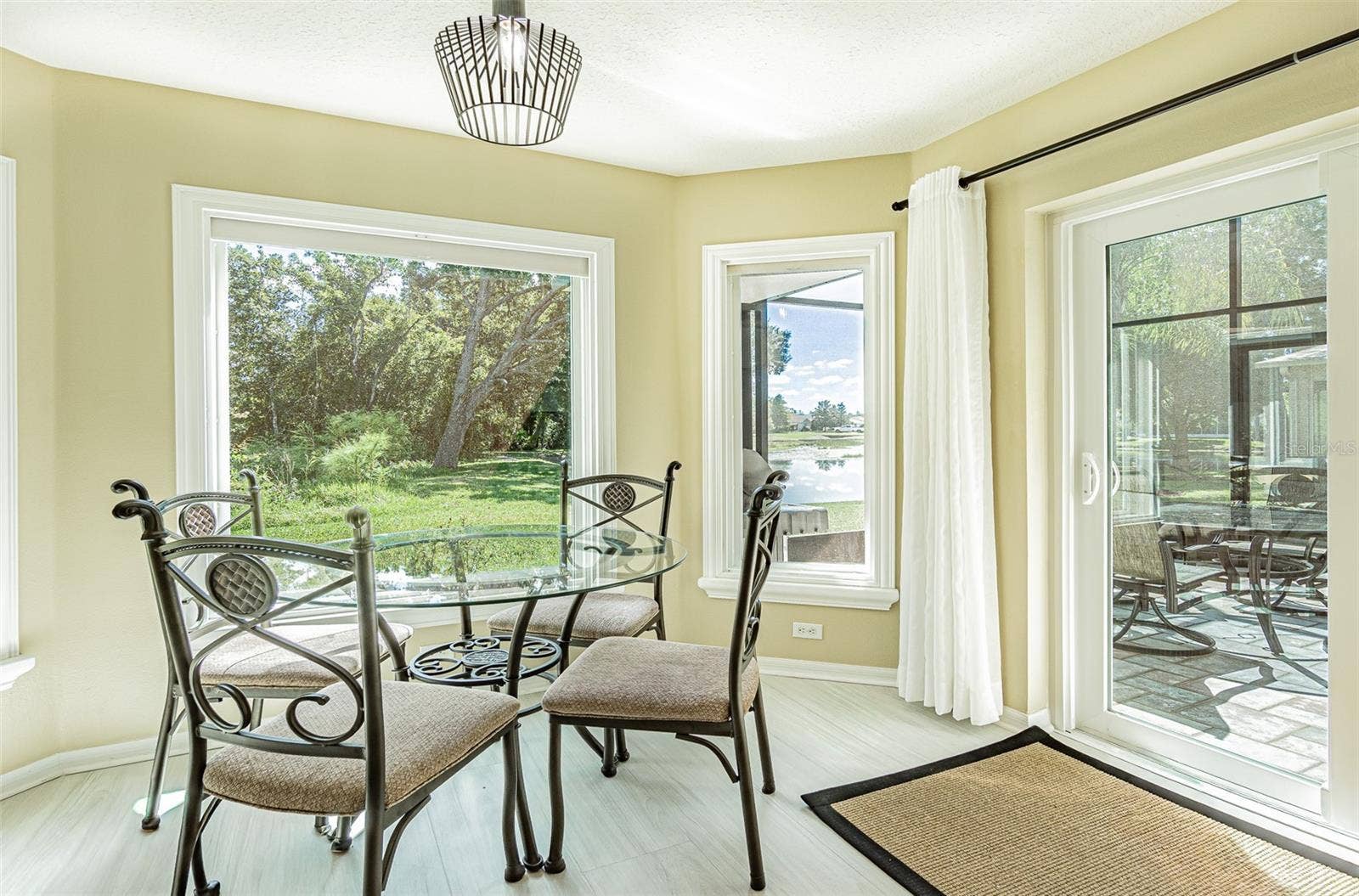 Eat in dinette with bay window