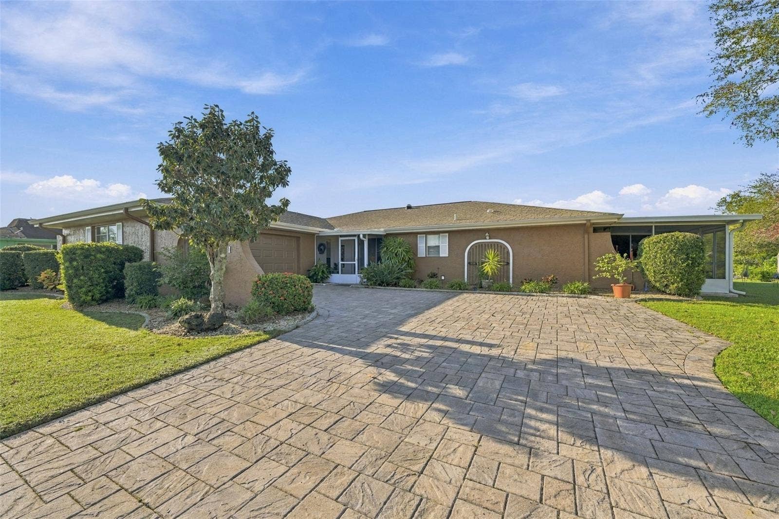 211 STONEHAM DRIVE, Sun City Center, FL 33573 Freshly painted just 3 years ago and meticulously cared for and maintained.
