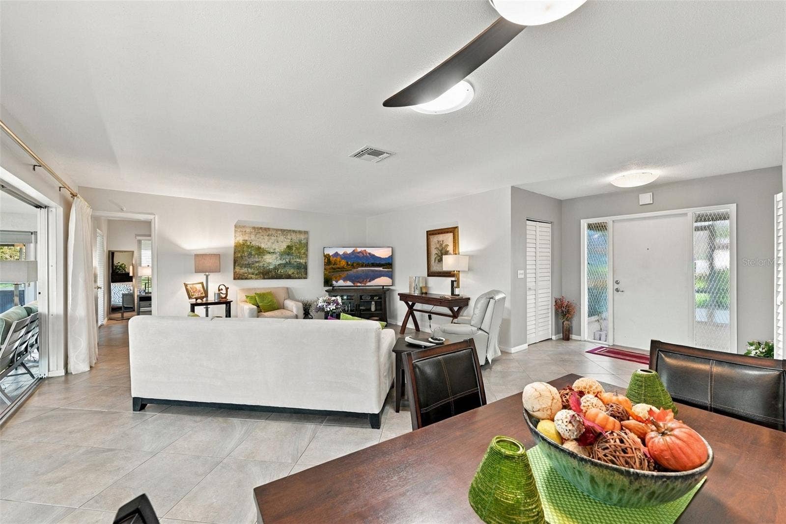 211 STONEHAM DRIVE, Sun City Center, FL 33573 Beautifully open, spectacularly clean, refreshing and bright.