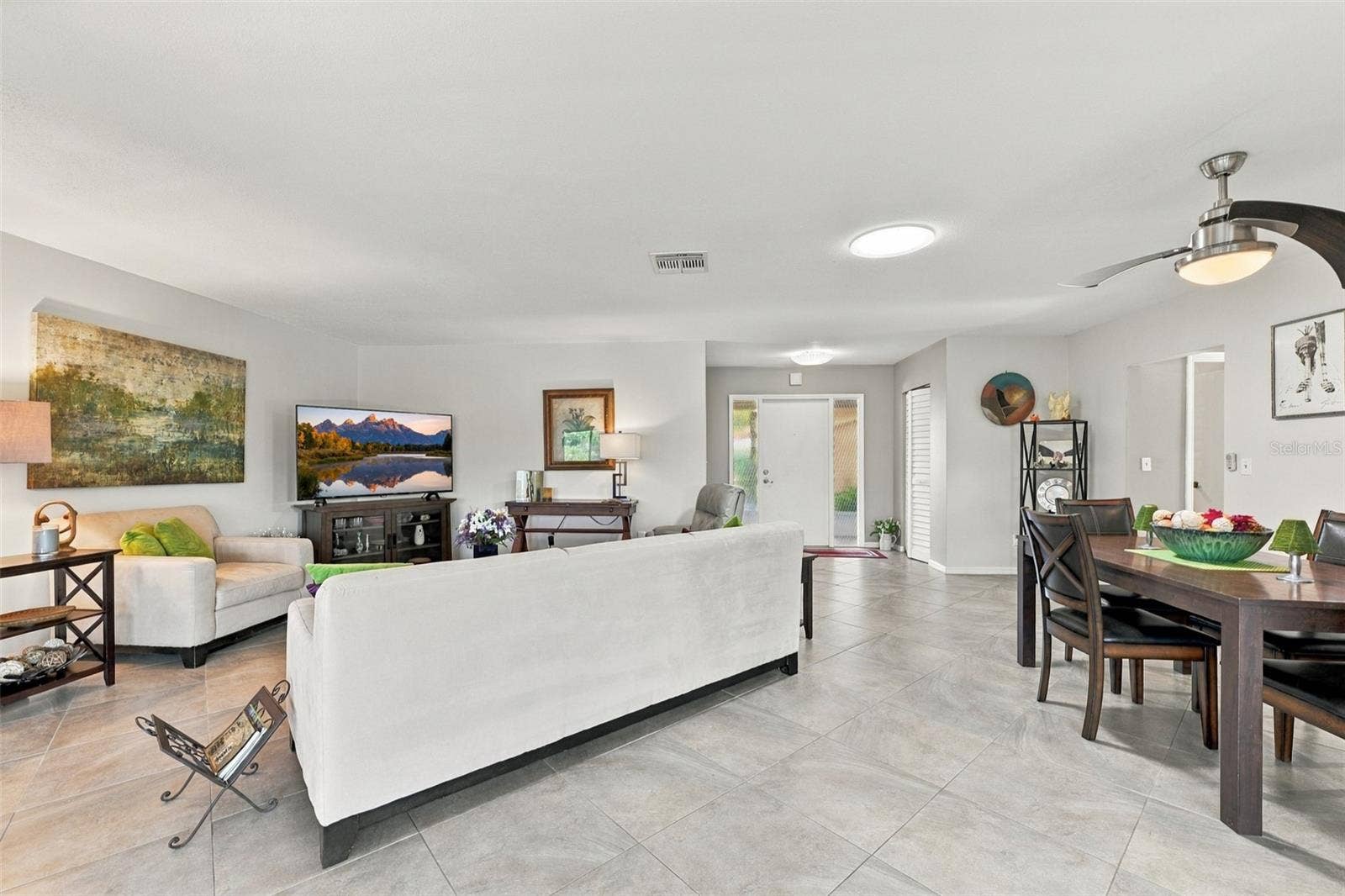 211 STONEHAM DRIVE, Sun City Center, FL 33573 An wonderfully large open floor plan with natural Florida sunshine entering from all sides.