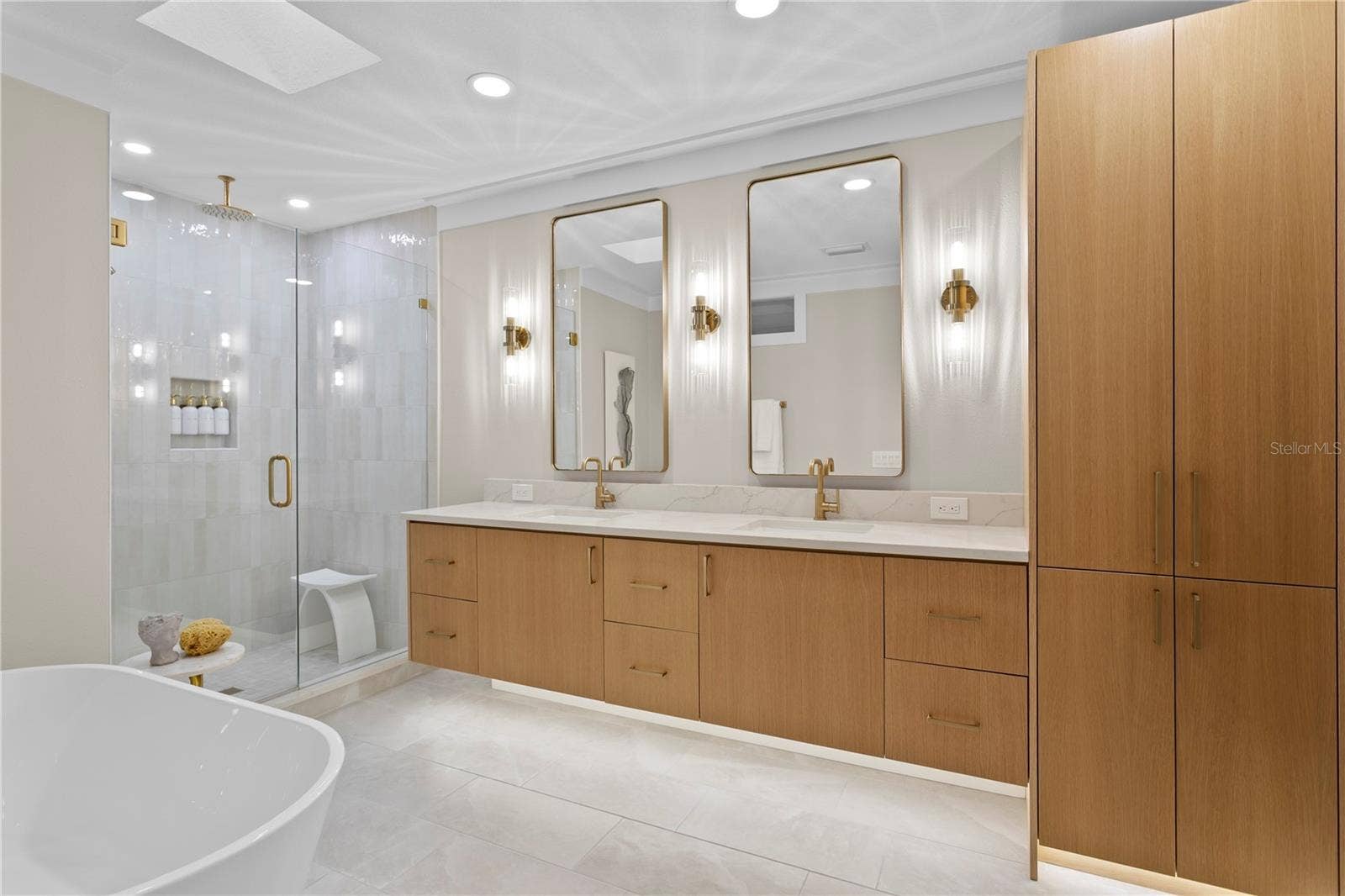 1067 PINELLAS BAYWAY S, St Petersburg, FL 33715 Primary bath