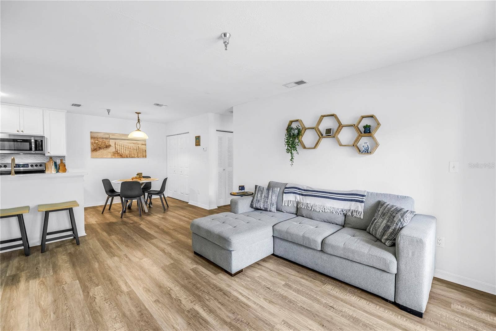 10263 GANDY BOULEVARD N, #315, St Petersburg, FL 33702 living room