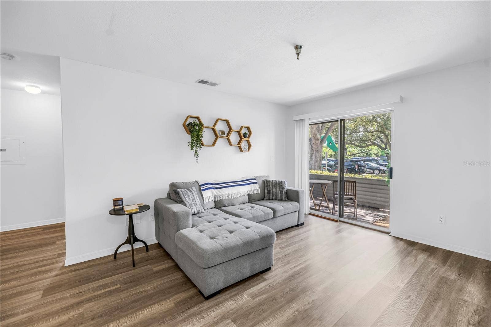 10263 GANDY BOULEVARD N, #315, St Petersburg, FL 33702 living room