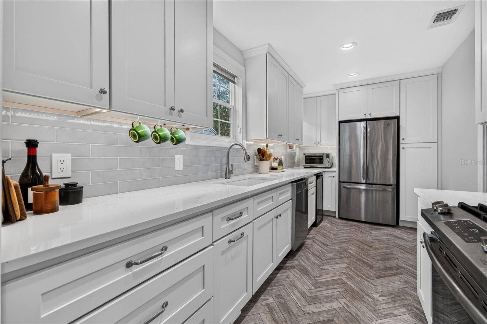 118 26TH AVENUE N, St Petersburg, FL 33704 118 26TH AVENUE N, St Petersburg, FL 33704