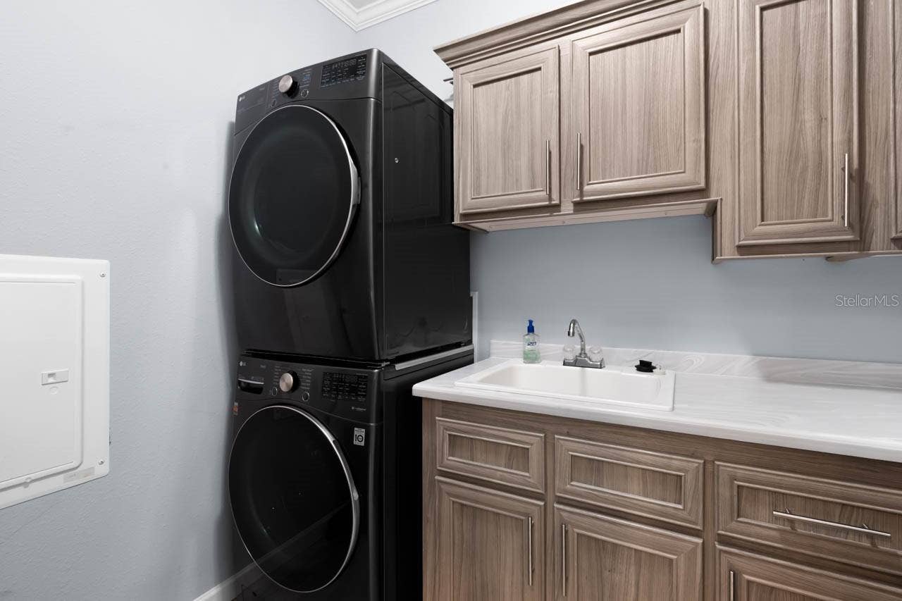 102 E SAINT LUCIA LOOP, Apollo Beach, FL 33572 Laundry Room