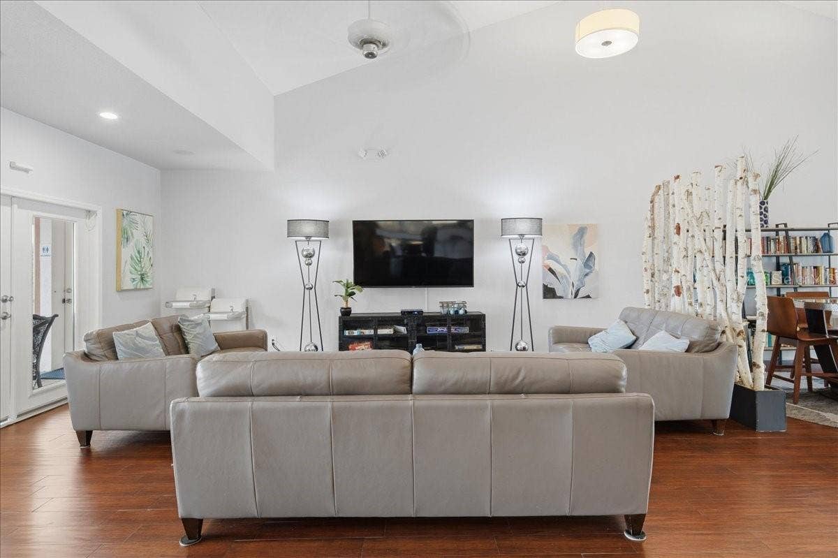 111 SEAHORSE DRIVE SE, #B, St Petersburg, FL 33705 111 SEAHORSE DRIVE SE, #B, St Petersburg, FL 33705